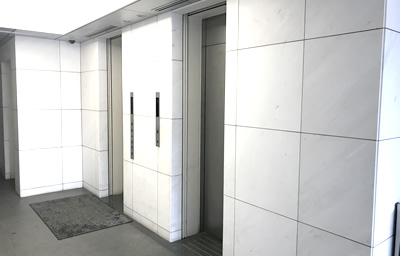 ビル内エレベーター前