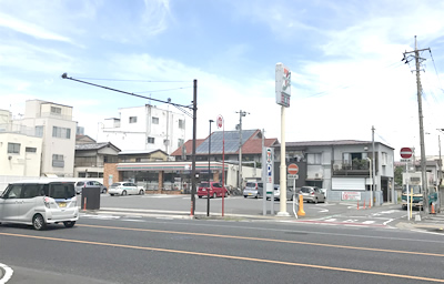 ビル正面にあるコンビニ